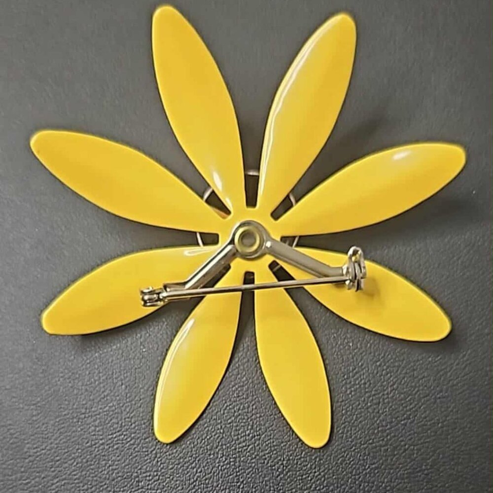 Flower Power Daisy Pin - Picture 2 of 3